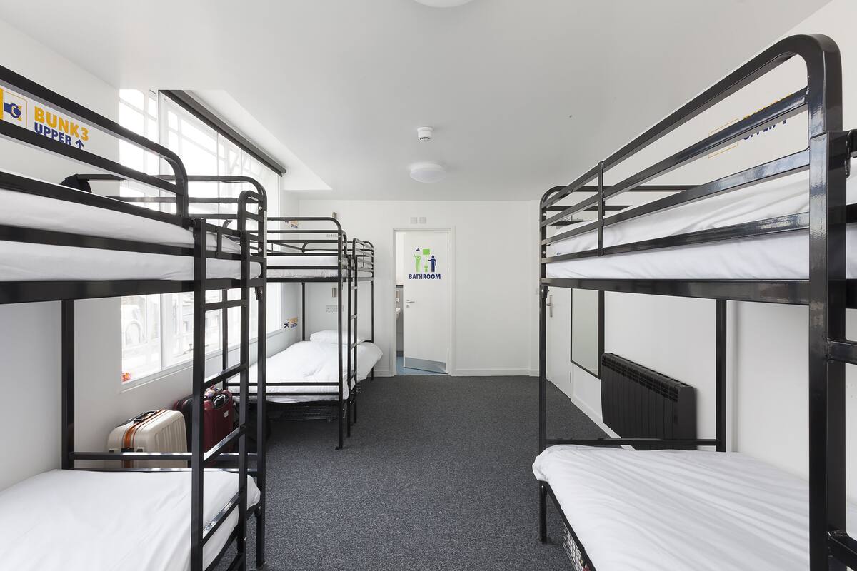 مكان نوم مشترك (1 Bed in a 6 Bedded Dorm) | ملاءات من القطن المصري وستائر تعتيم وواي فاي مجانًا