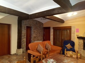 House, 3 Bedrooms | Living area | Flat-screen TV - Vivienda Turistica El Caneco (Tordesillas)