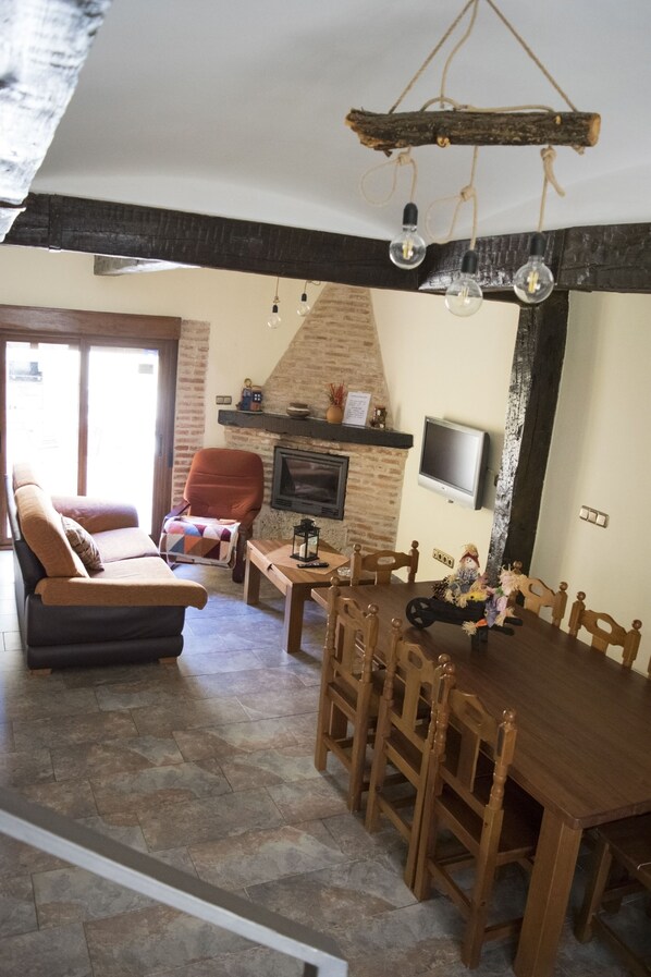 House, 3 Bedrooms | Living room