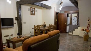 Casa, 3 habitaciones | Sala de estar | Televisión de pantalla plana