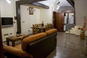 Maison, 3 chambres | Salle de séjour | Télévision à écran plat