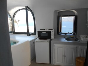 Hus (Cave, indoor jetted tub) | Eget kjøkken | Kjøleskap, kaffetrakter/tekoker og vannkoker