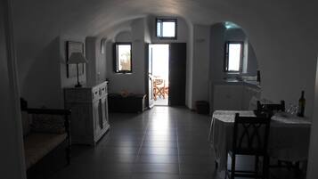 Casa tradicional, bañera de hidromasaje (Cave) | Sala de estar | Una televisión LCD, un reproductor de DVD