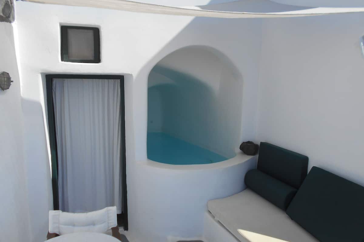 House, Jetted Tub (Cave) | Terrace/patio