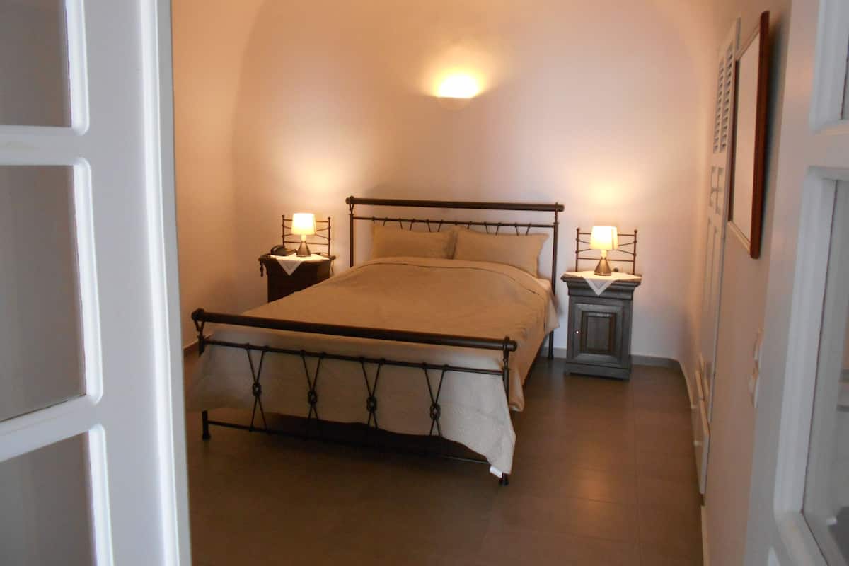 Traditional House, Jetted Tub (Cave) | In-room safe, iron/ironing board, free WiFi, bed sheets