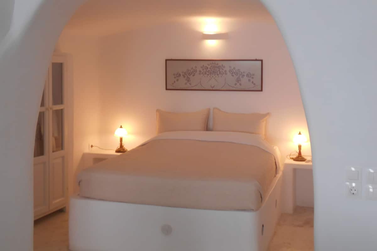 Traditional House, Jetted Tub (Cave, Cavana) | In-room safe, iron/ironing board, free WiFi, bed sheets