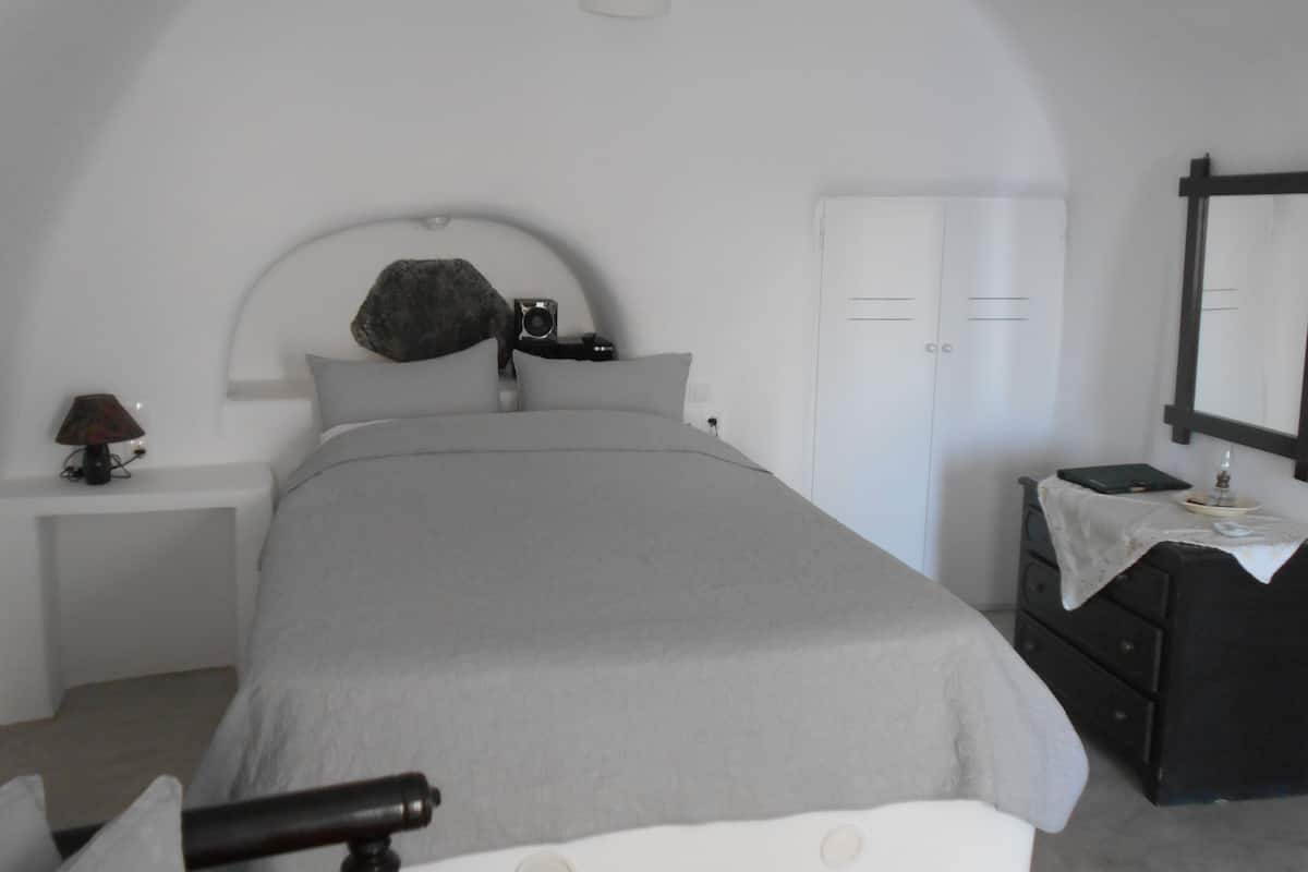 House (Cave, indoor jetted tub) | In-room safe, iron/ironing board, free WiFi, bed sheets