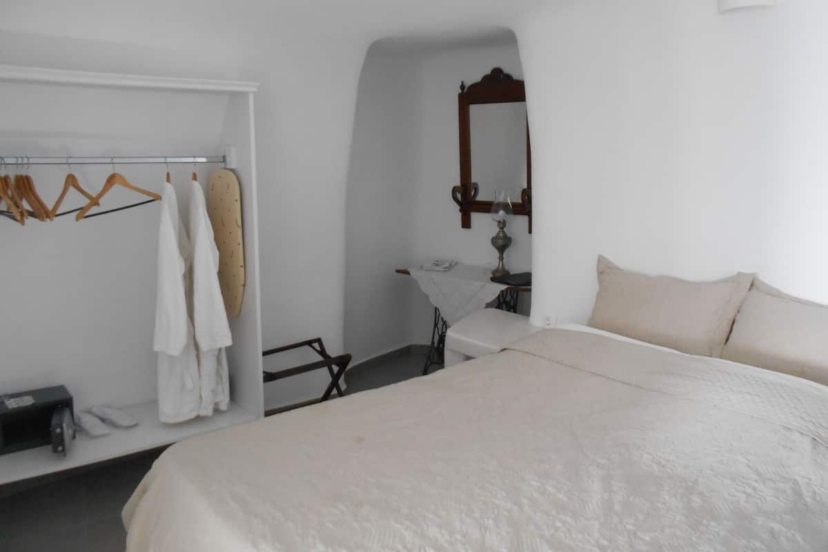 House, Jetted Tub (Cave) | In-room safe, iron/ironing board, free WiFi, bed sheets