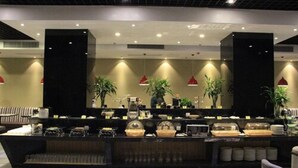 A reception area with a counter, potted plants, and seating. - Best Western Yantai Hotel (Yantai)