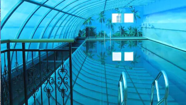 A curved glass structure with metal railings and a wooden deck. - Best Western Yantai Hotel (Yantai)