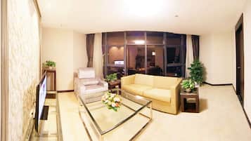 Premium bedding, pillowtop beds, free minibar items, in-room safe
