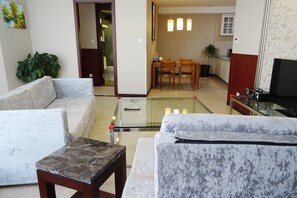 Family Suite, 2 Single Beds | Living area | 32-inch LCD TV with satellite channels, TV - Best Western Yantai Hotel (Yantai)