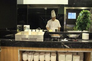 2 間餐廳，供應午餐和晚餐，中式料理