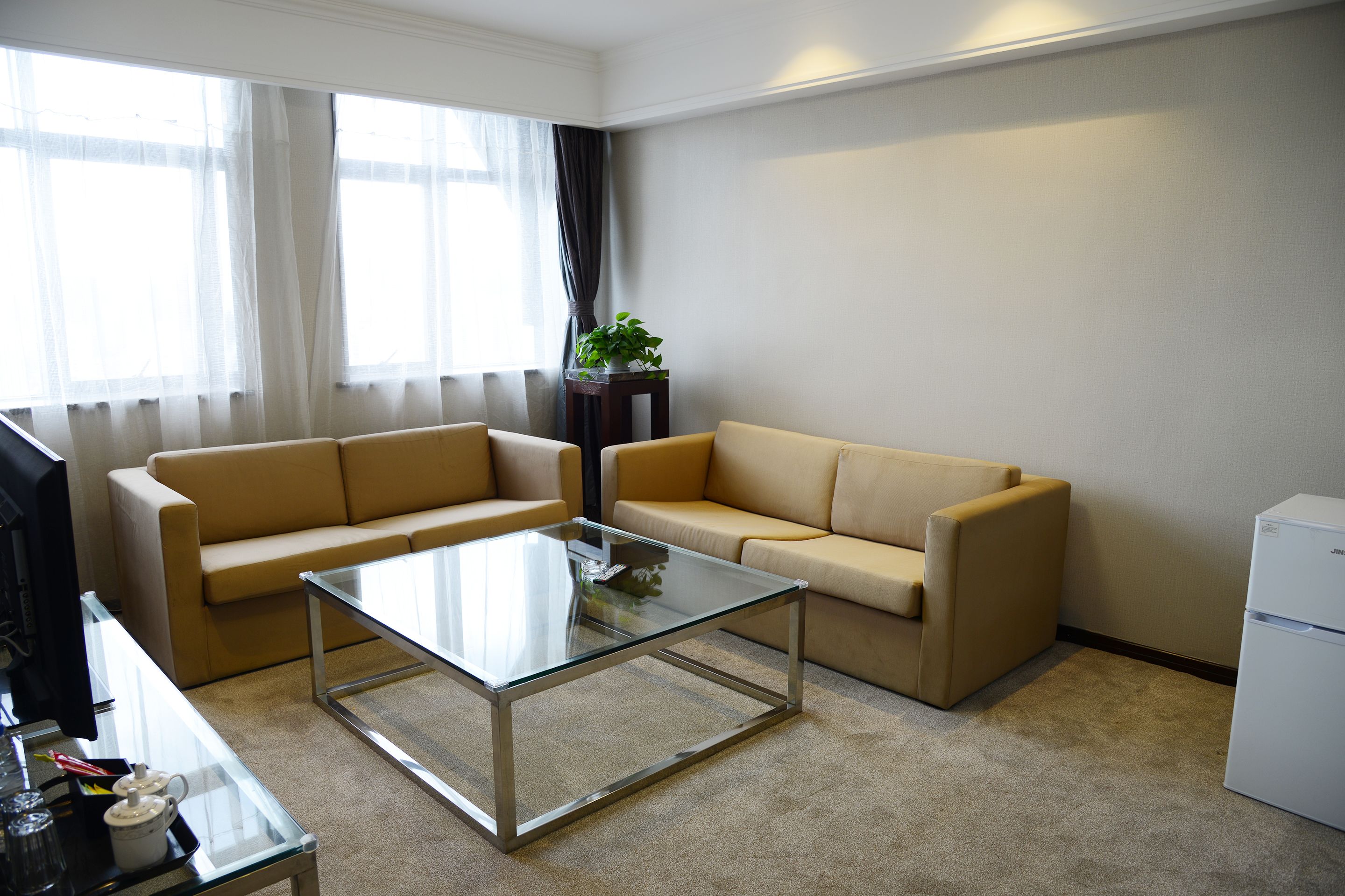 デラックス ルーム キングベッド 1 台 | リビング エリア | 32 インチの液晶テレビ (衛星放送視聴可)、テレビ