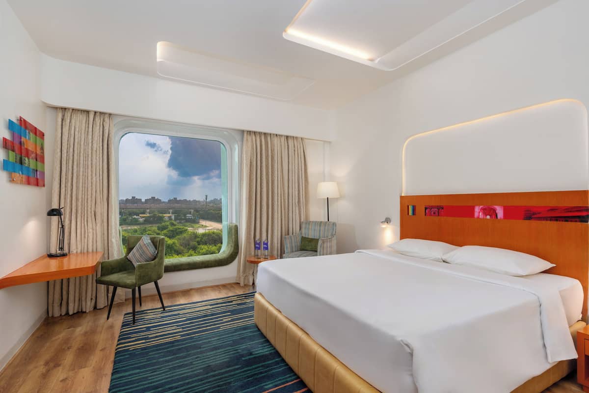 Deluxe Room | In-room safe, desk, laptop workspace, soundproofing