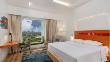 Deluxe Room | In-room safe, desk, laptop workspace, soundproofing