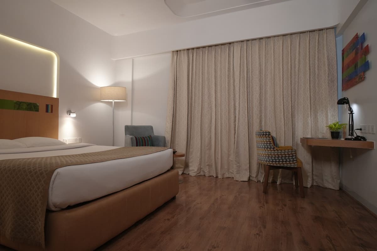 Deluxe Room | In-room safe, desk, laptop workspace, soundproofing