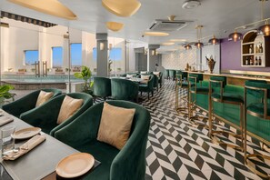 Poolside bar - Park Inn by Radisson New Delhi IP Extension (New Delhi)