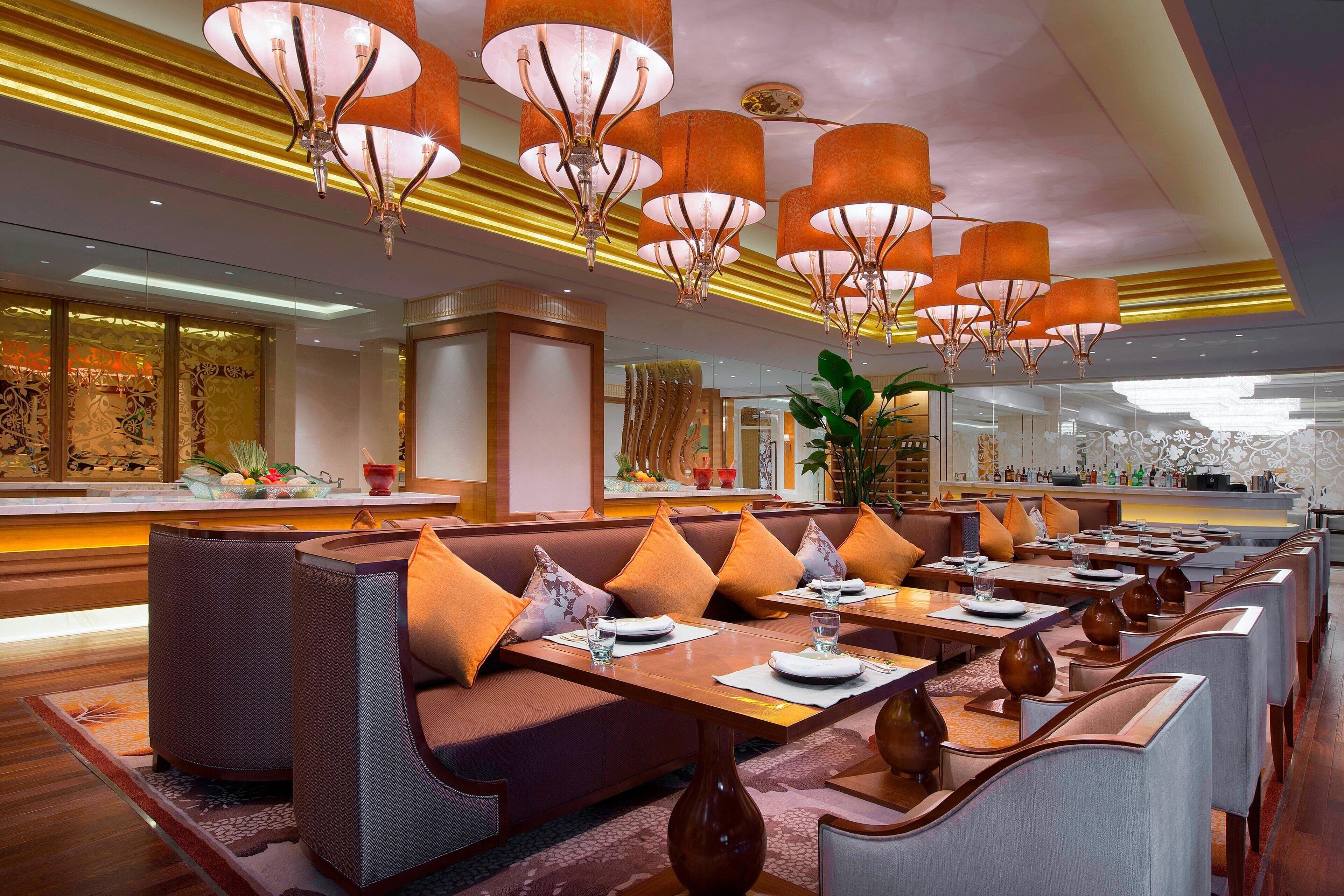 2 restaurants, lunch, dinner served; international cuisine