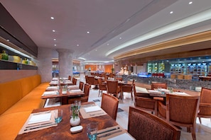 2 restaurants, lunch, dinner served; international cuisine