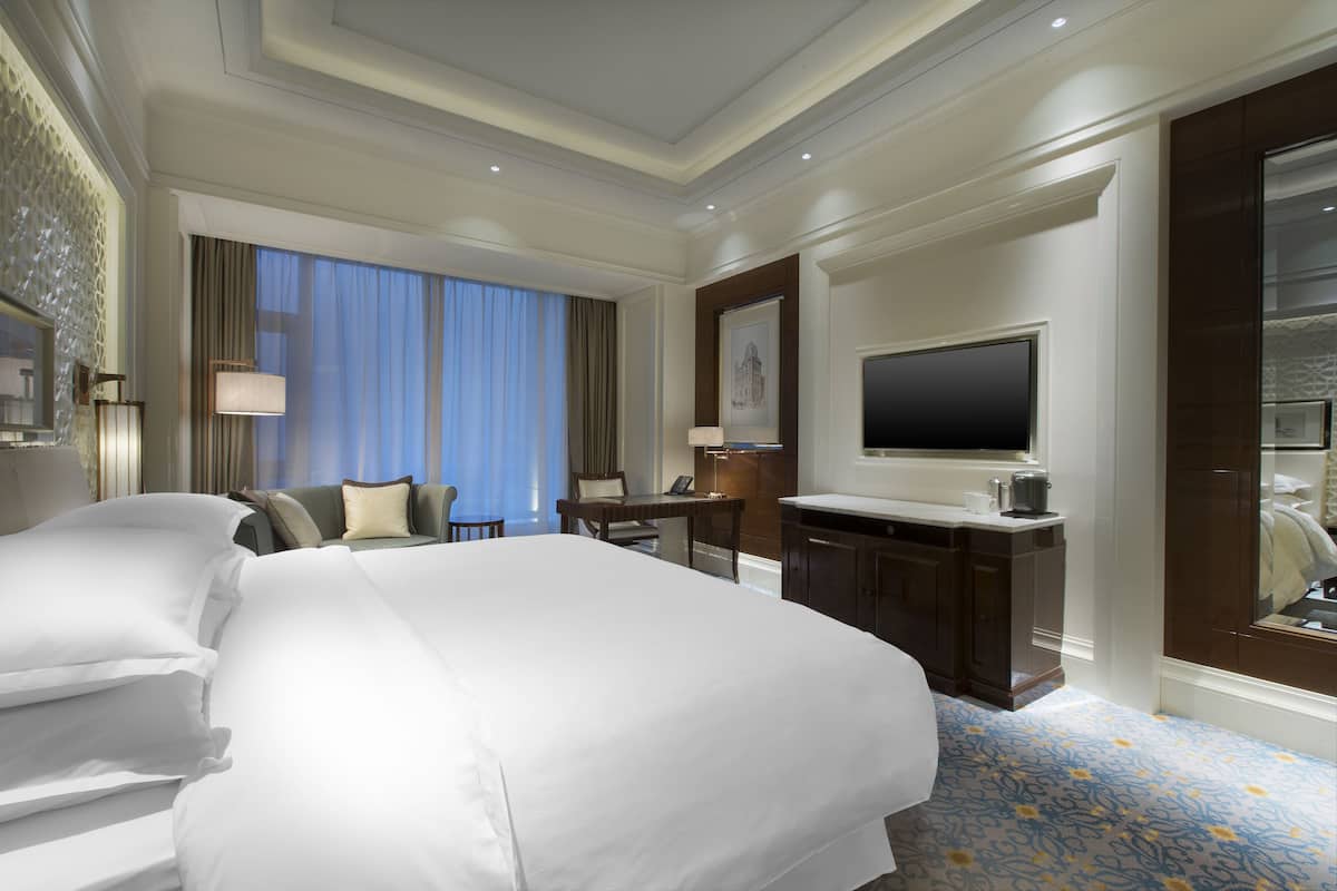 Donzen dekbedden, pillowtop-bedden, een minibar, een kluis op de kamer