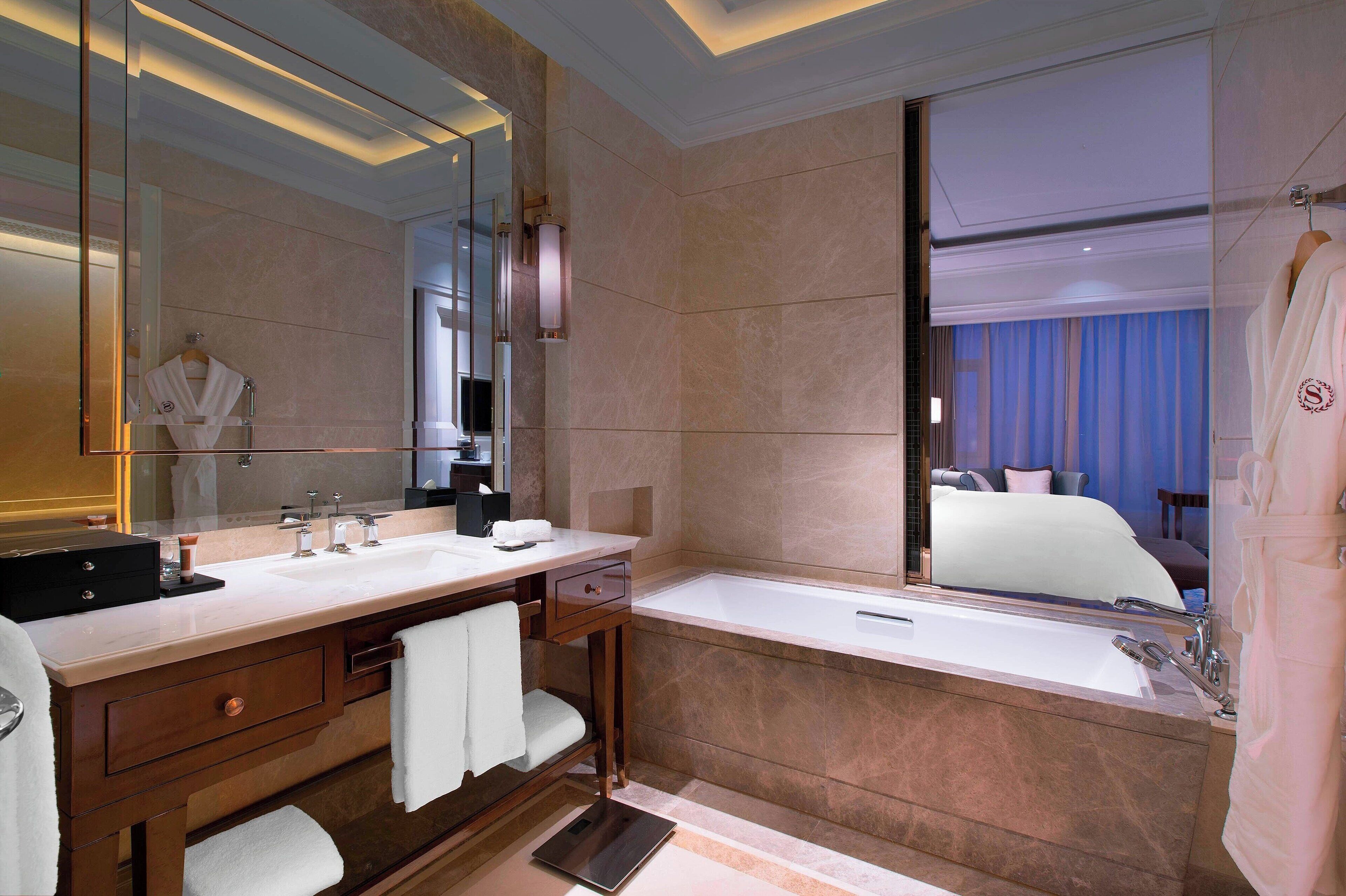 combined shower/bathtub, hydromassage showerhead, designer toiletries