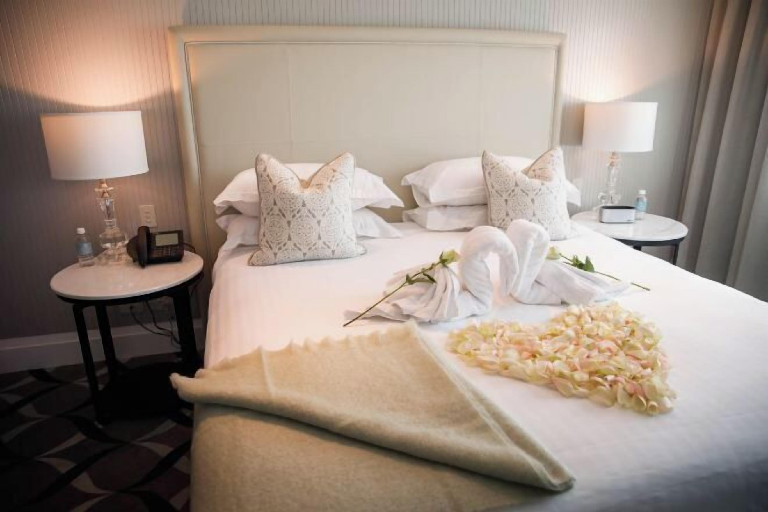 Premium bedding, free minibar, in-room safe, desk