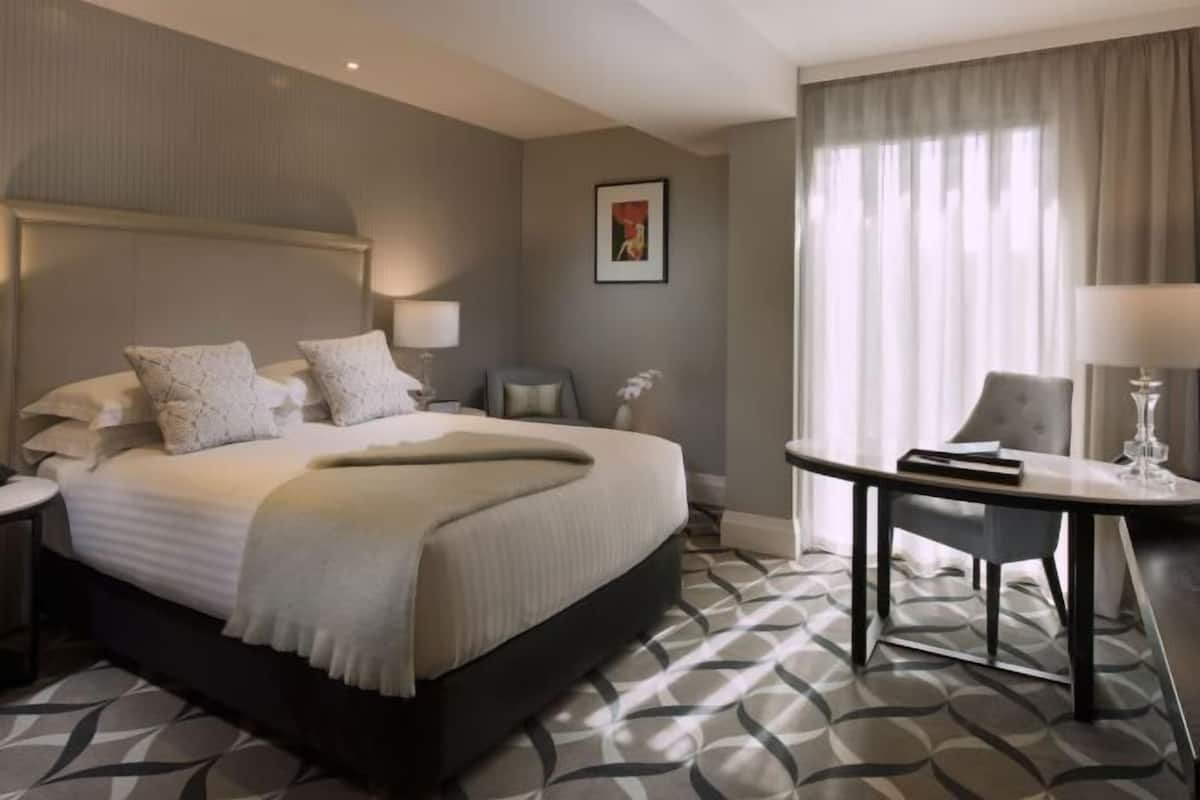 Luxe beddengoed, een gratis minibar, een kluis op de kamer, een bureau