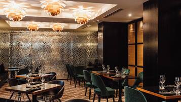 2 restaurants; breakfast, lunch and dinner served