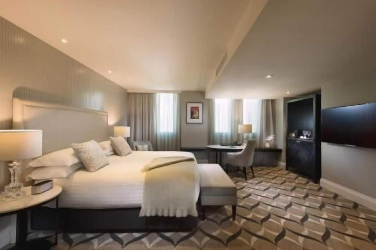 Hochwertige Bettwaren, kostenlose Minibar, Zimmersafe, Schreibtisch