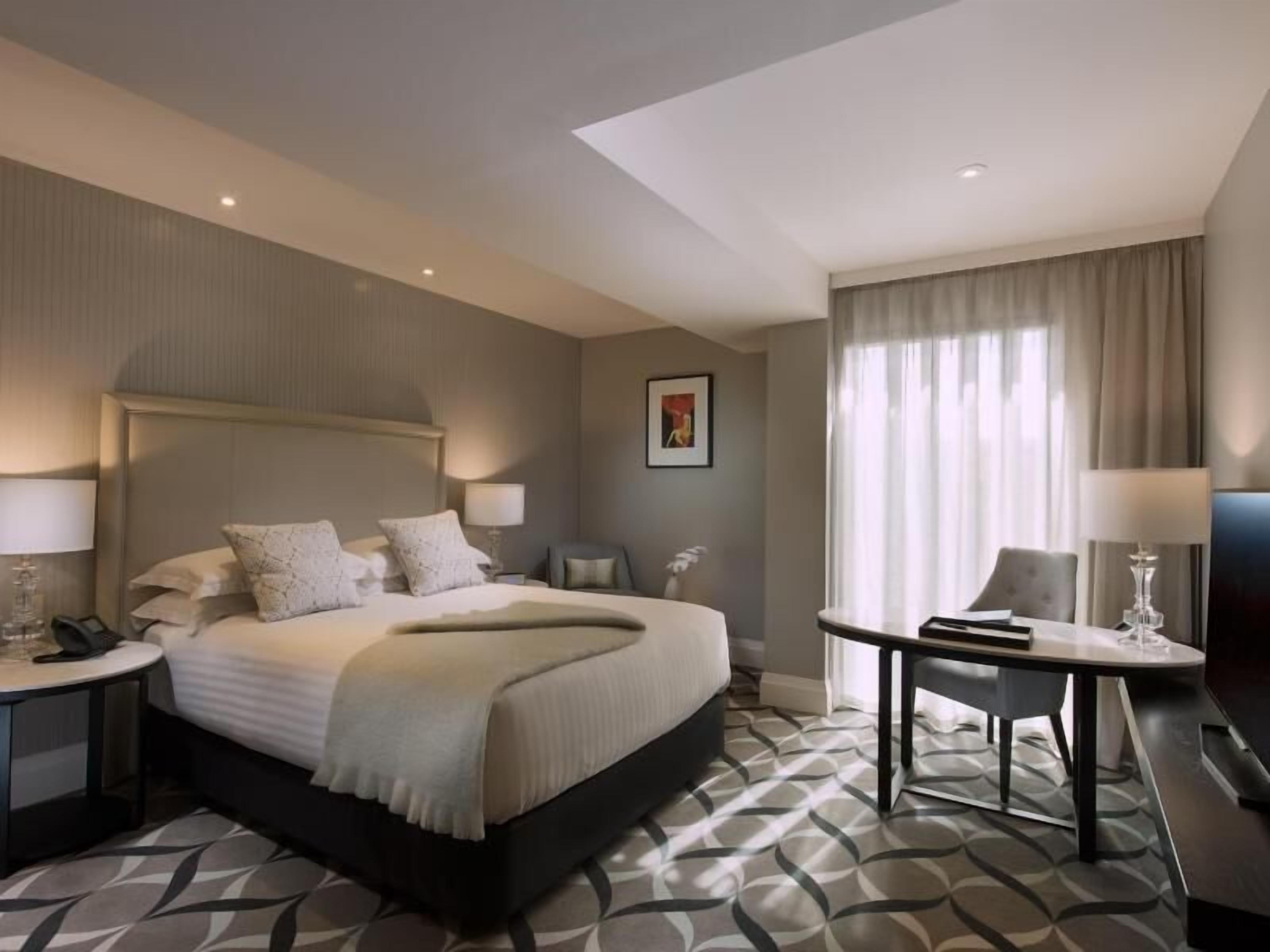 أغطية فراش متميزة وعناصر مجانية داخل الميني بار وخزنة داخل الغرفة ومكتب