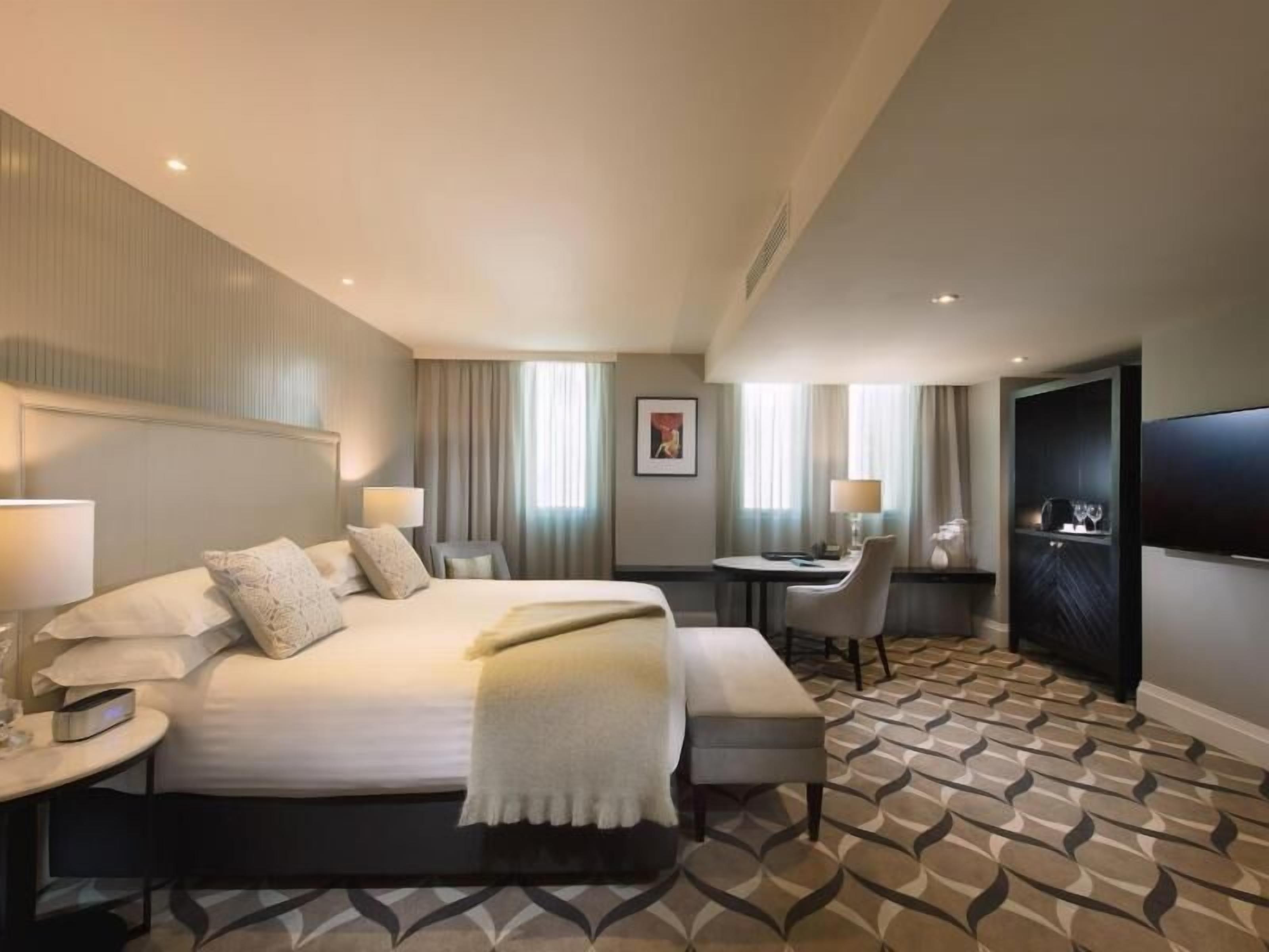 أغطية فراش متميزة وعناصر مجانية داخل الميني بار وخزنة داخل الغرفة ومكتب