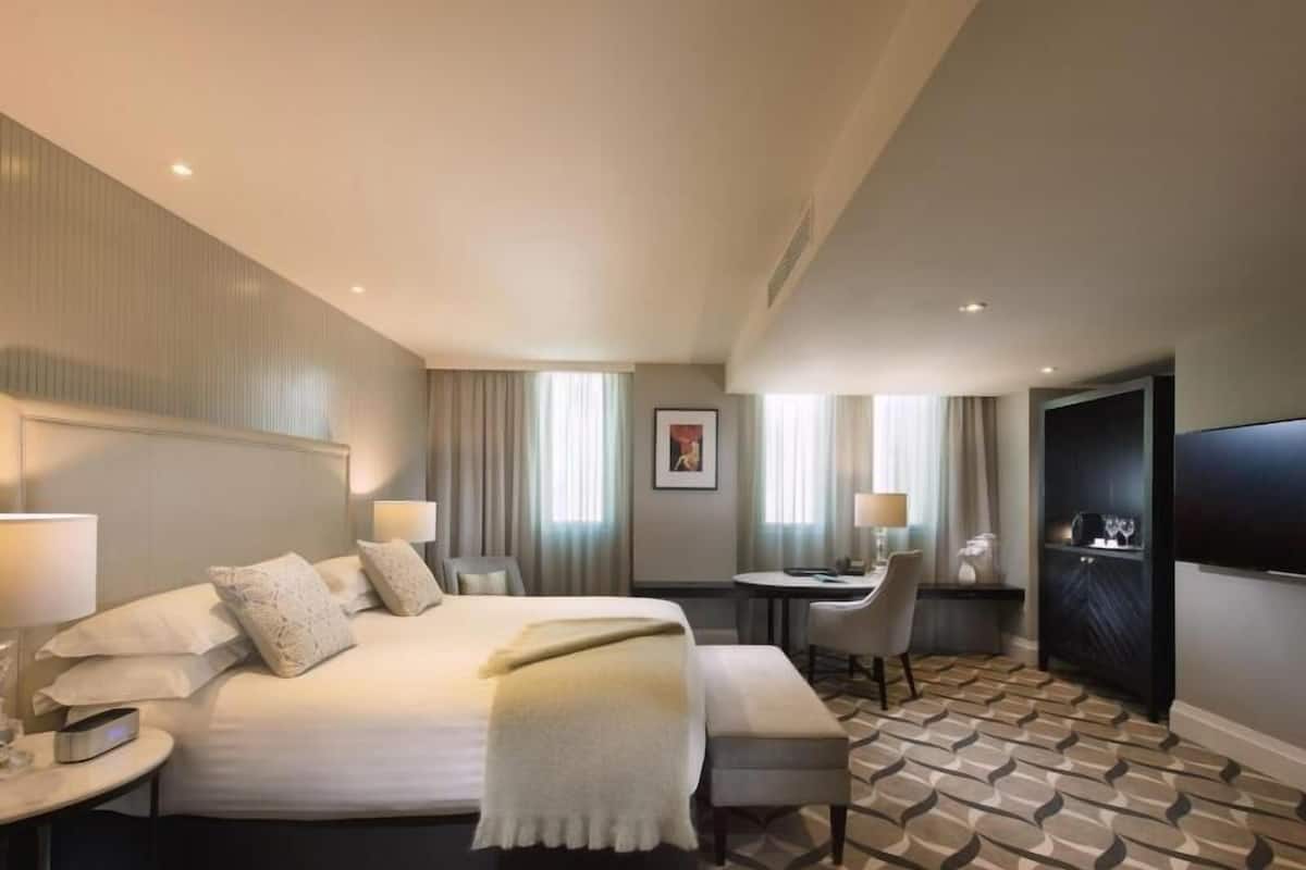 Hochwertige Bettwaren, kostenlose Minibar, Zimmersafe, Schreibtisch