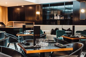 供应早餐、午餐和晚餐，地方菜