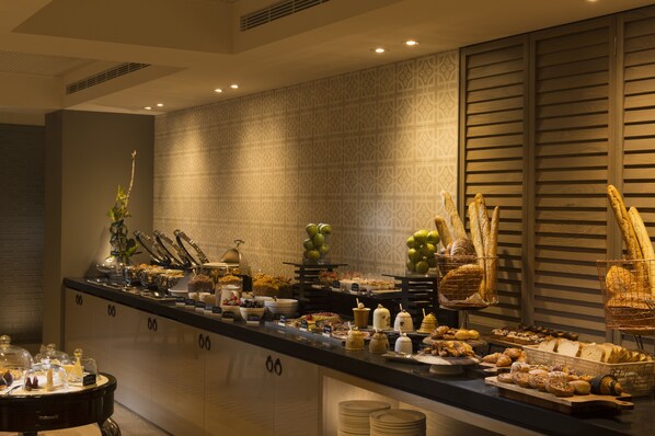 朝食 (オーダー形式)、毎日提供 (1 名様 44 AUD)