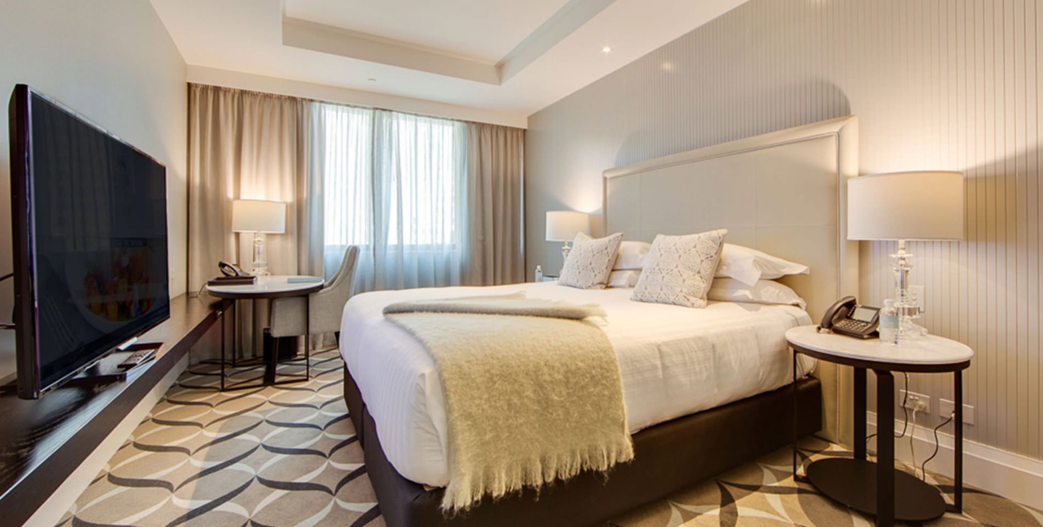 أغطية فراش متميزة وعناصر مجانية داخل الميني بار وخزنة داخل الغرفة ومكتب