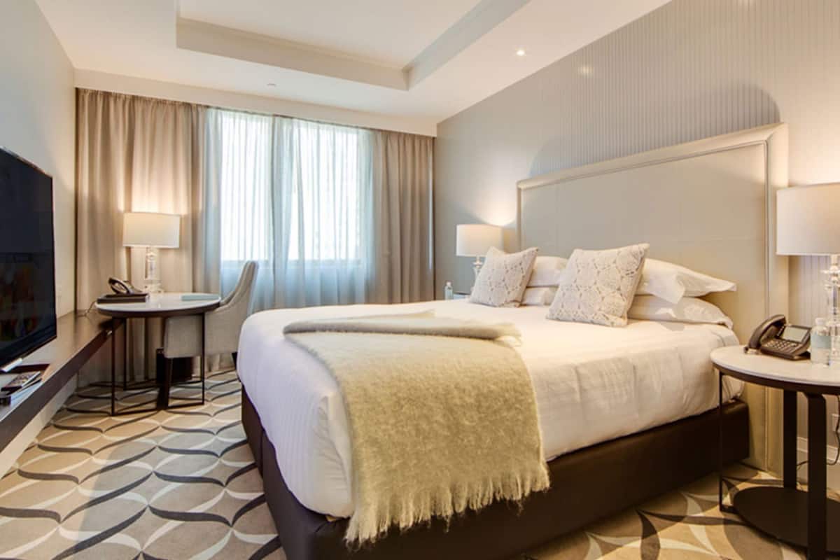 Hochwertige Bettwaren, kostenlose Minibar, Zimmersafe, Schreibtisch