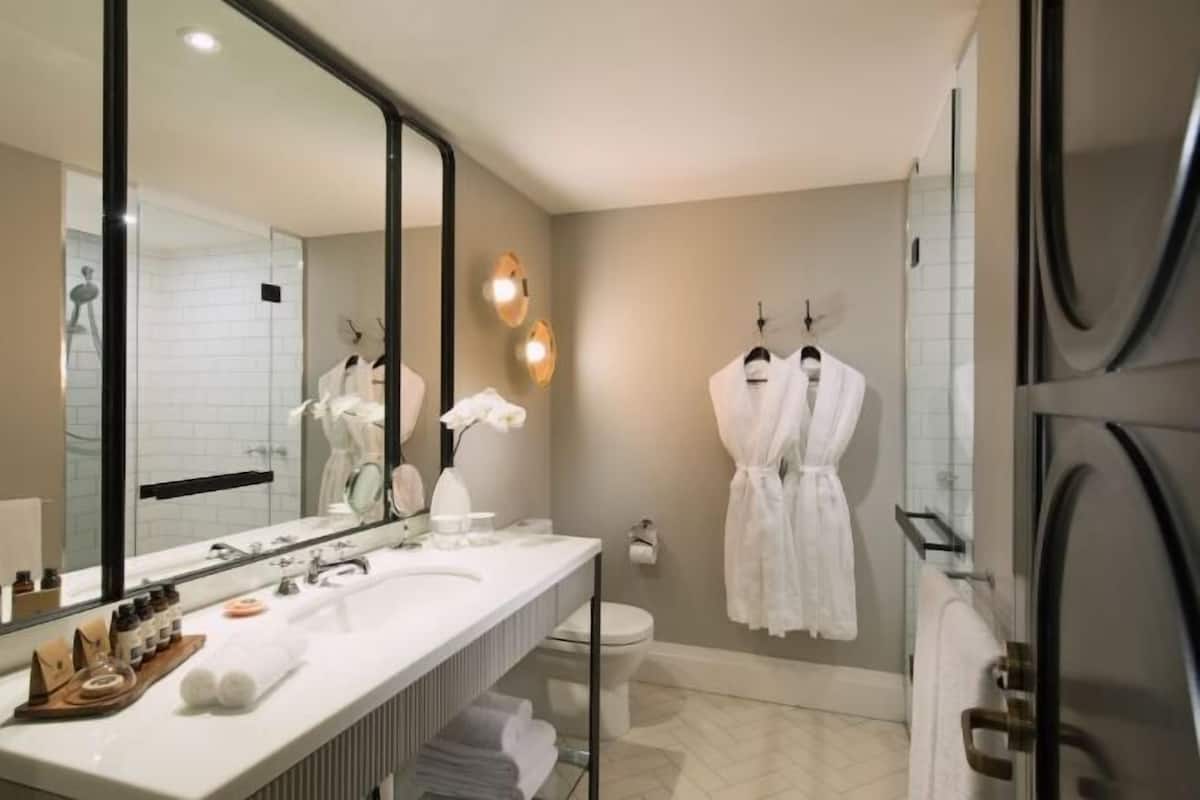 Badkamer | Designer toiletartikelen, een haardroger, badjassen, pantoffels