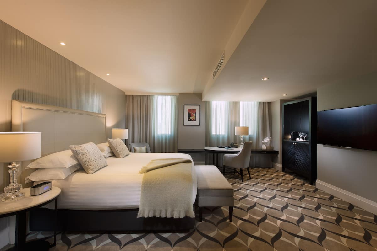 Luxe beddengoed, een gratis minibar, een kluis op de kamer, een bureau