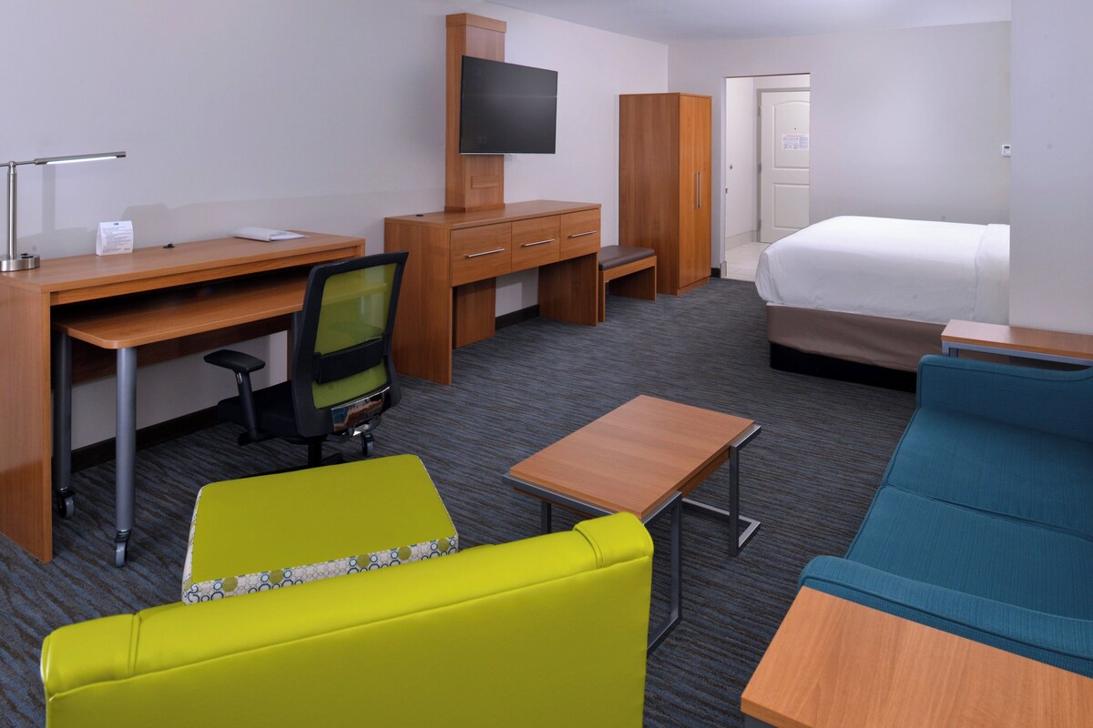 Suite, 1 kingsize bed met slaapbank | Een bureau, een laptopwerkplek, een strijkplank/strijkijzer, gratis wifi