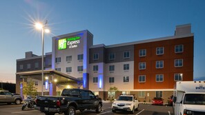 Exterior - Holiday Inn Express & Suites Lexington Midtown - I-75 by IHG (Lexington)