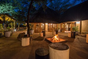 Outdoor dining - Thornybush Waterside Lodge (Bushbuckridge)