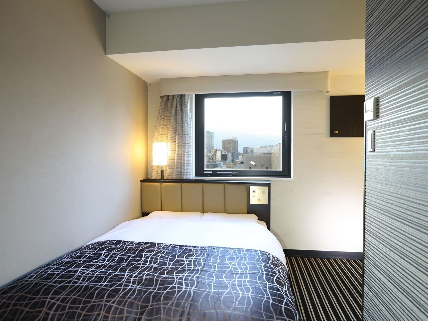 Premium bedding, down duvets, desk, blackout curtains