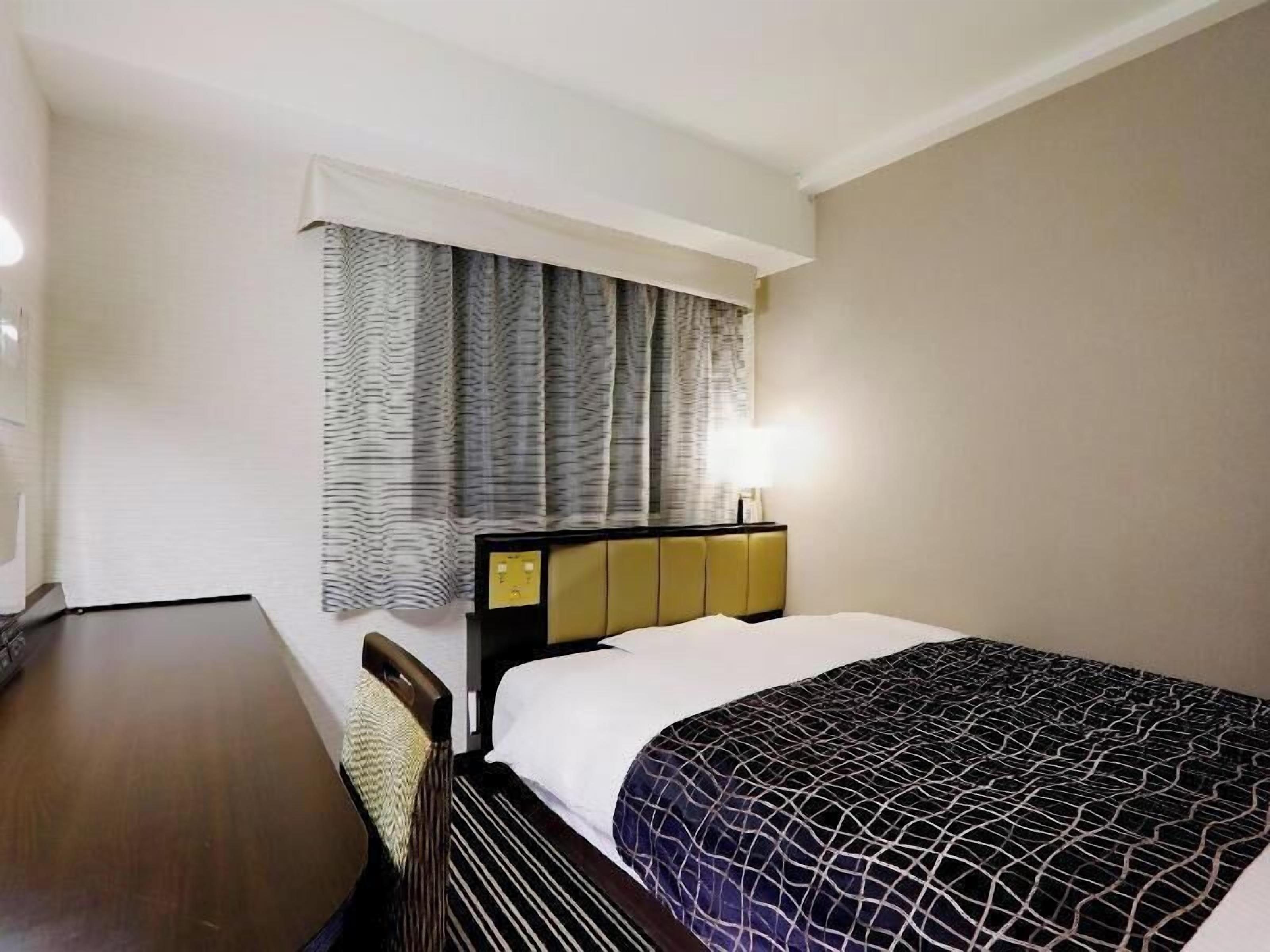 Premium bedding, down duvets, desk, blackout curtains