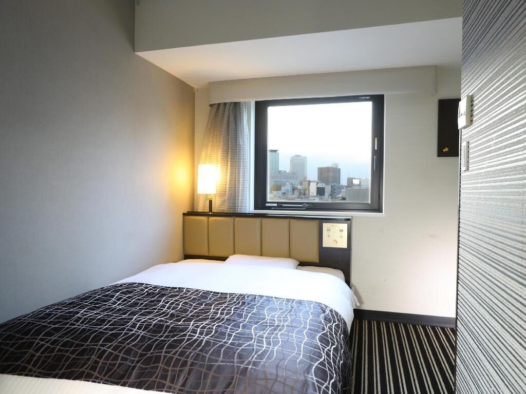 Premium bedding, down duvets, desk, blackout curtains