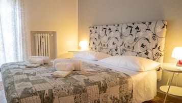 Camera doppia, bagno condiviso | Una scrivania, culle/letti per bambini (a pagamento)