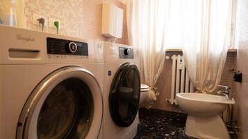 Kamar Double, kamar mandi umum | Kamar mandi | Shower, perlengkapan mandi gratis, pengering rambut, dan kloset