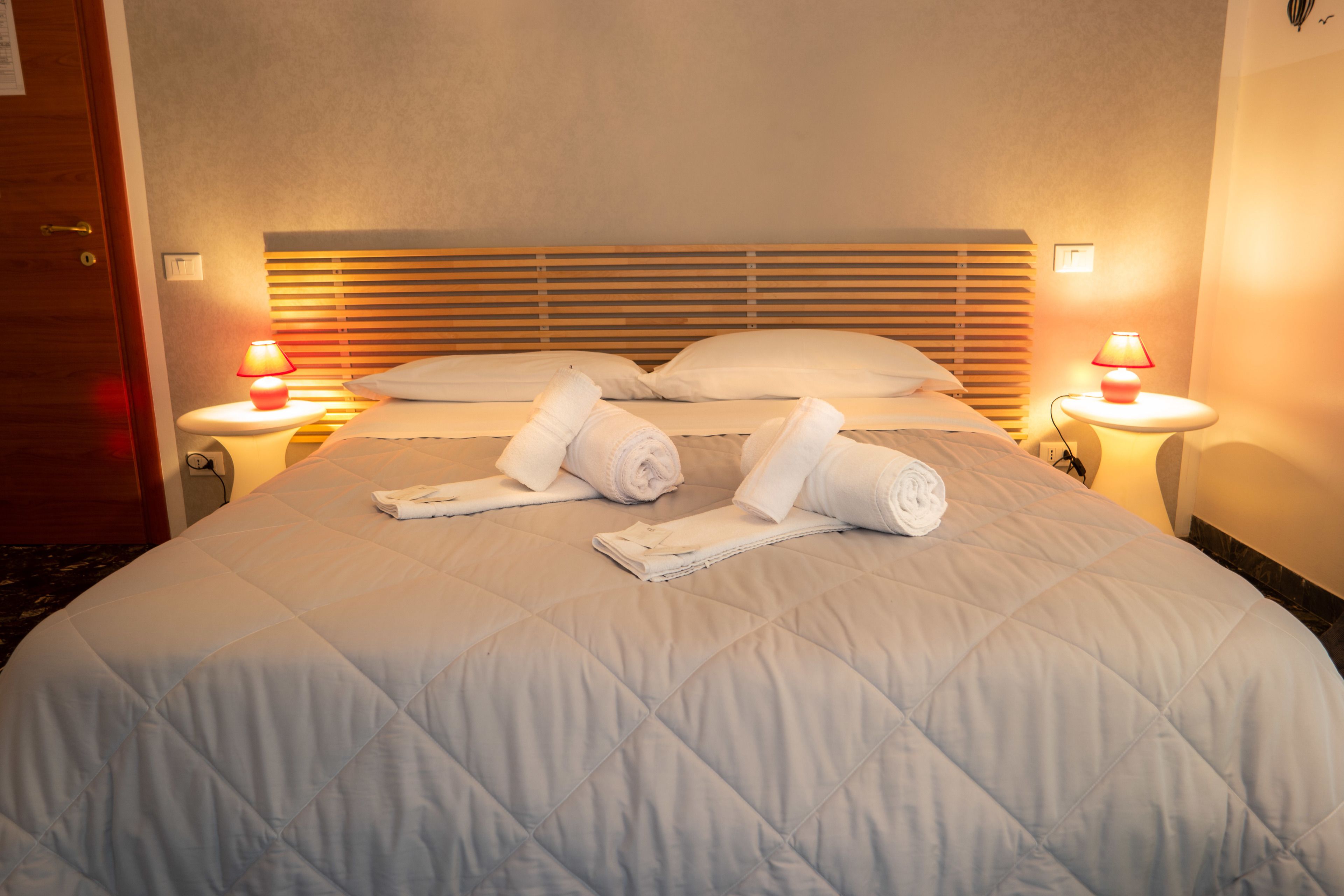 Meja kerja dan tempat tidur bayi (biaya tambahan)