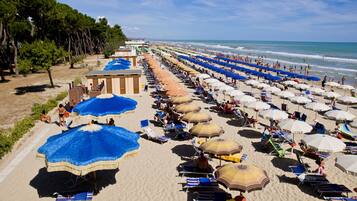 Playa en los alrededores, camastros y sombrillas