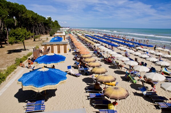 Plage à proximité, chaises longues, parasols